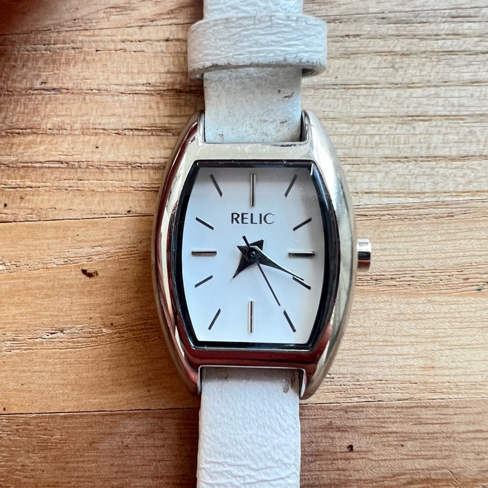 Relic ladies silver tone white leather strap fashion watch NEW BATTERY